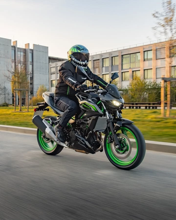 Vorschaubild für Post - Mehr Fahrspaß. Weniger Kompromisse. 🏍️

Die Kawasaki Z500 SE kombiniert agiles Handling mit markantem Naked-Bike-Design und ist bereit für Alltag, Feierabend und Wochenendtour.

Komm vorbei und entdecke die A2-konforme Z500 SE bei uns vor Ort 😎
 https://scpl.io/4970_kawasaki_9906
