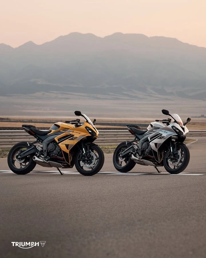 Vorschaubild für Post - Die neue Daytona 660 ist in drei Farben erhältlich - welche gefällt dir am besten?
💛 Cosmic Yellow & Sapphire Black
🩶 Aluminium Silver & Sapphire Black
🖤 Sapphire Black

Schon jetzt bei uns vorbestellbar!
>> https://www.triumph-neureichenau.de/de <<