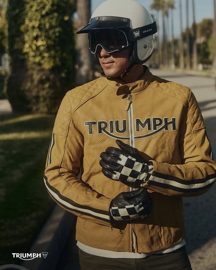 Vorschaubild für Post - Auf der Suche nach dem klassischen Retro-Look? 🏍️
Wir haben jede Menge Auswahl an Motorrad- und Freizeitbekleidung, komm vorbei!

>> https://www.triumph-neureichenau.de/de <<