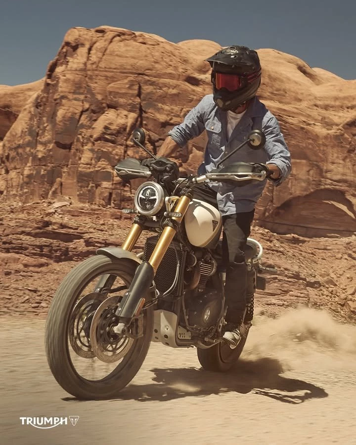 Vorschaubild für Post - Asphalt ist dir zu langweilig? 🥱
Dann lerne die Scrambler 1200 XE kennen!

Mit ihrem speziellen Scrambler-Chassis, langen Federwegen und passender Geländeausstattung lässt du die Straßen hinter dir und suchst dein eigenes Terrain.

Ab jetzt bei uns vorbestellbar.
>> https://triumph-niederoesterreich.at/de <<