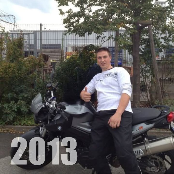 Vorschaubild für Post - Dein erster Ride – weißt du noch?

Ein altes Jugendfoto aus dem Jahr 2013: Toni unser Serviceleiter mit seiner BMW F 800 R – am Tag, an dem er seinen Führerschein bestanden hat.

🏍️ Weißt du noch, wie sich dein erster Ride angefühlt hat?
Der erste Zündschlüssel, das erste Mal Kupplung kommen lassen – und dann dieser Moment, wenn du zum ersten Mal richtig frei warst...

👉 Erzähl uns kurz in den Kommentaren, wie du zur Leidenschaft Motorrad gekommen bist!

Wir feiern heute #MeinErsterRide bei Motorrad Witzel!
Unter allen Kommentaren verlosen wir eine kleine Überraschung aus dem Witzel-Merch! 🎁

#MotorradWitzel #BikerLiebe #MeinErsterRide #ZweiradMomente