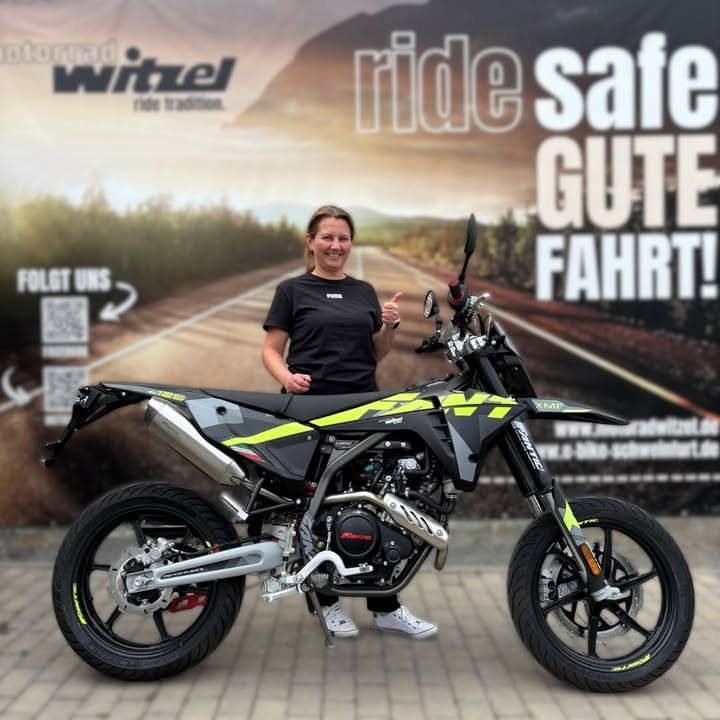 Vorschaubild für Post - Herzlichen Glückwunsch, Stefanie! 🏍️✨
Wir durften eine brandneue Fantic XMF 125 an Stefanie aus Schlüsselfeld übergeben – was für ein Moment! 😍🔑

Die XMF 125 ist nicht einfach nur ein Motorrad – sie ist Leidenschaft auf zwei Rädern.
Mit ihrem sportlichen Design, dem agilen Fahrverhalten und dem durchzugsstarken 125ccm-Minarelli-Motor ist sie der perfekte Begleiter für alle, die Adrenalin und Freiheit lieben. 💥🔥

Wir wünschen dir unzählige unvergessliche Kilometer und ganz viel Spaß mit deinem neuen Bike, Stefanie! 🙌💨 'RideSafe

#FanticXMF125 #Fahrzeugübergabe #Motorradliebe #125er #Bikelife #FanticPower #MotorradWitzel #Schlüsselfeld #Motorradübergabe #ReadyToRide #Bikegirl #Motorradglück #HerzlichenGlückwunsch