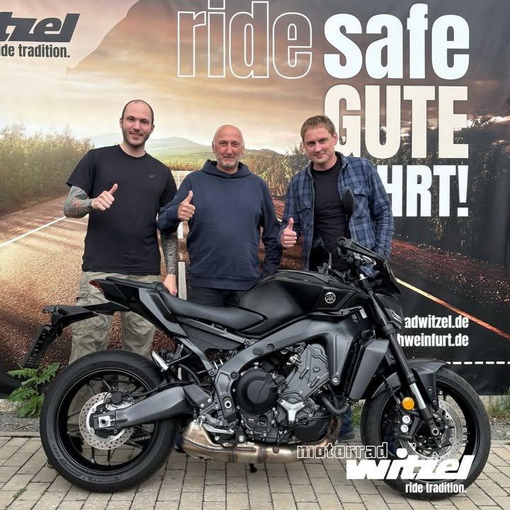 Vorschaubild für Post - 🔥 Die Yamaha MT-09 geht nach Wuppertal! 🔥

Herzlichen Glückwunsch, Ralf! 🎉
Du hast dir ein echtes Biest geschnappt – pure Power, aggressives Design und Gänsehaut bei jeder Ausfahrt! 💪🏍️💨
Wir wünschen dir unendlich viele kurvige Kilometer und jede Menge Fahrspaß!

Willst auch du den MT-Spirit erleben? 👉 Jetzt Probefahrt vereinbaren!

#MT09 #YamahaLovers #RideTheDarkSide #HerzlichenGlückwunsch #WuppertalOnWheels #MotorradLiebe #BikeLife #YamahaPower #Kurvenjunkie #NeuesBikeNeueAbenteuer #MotorradWitzel