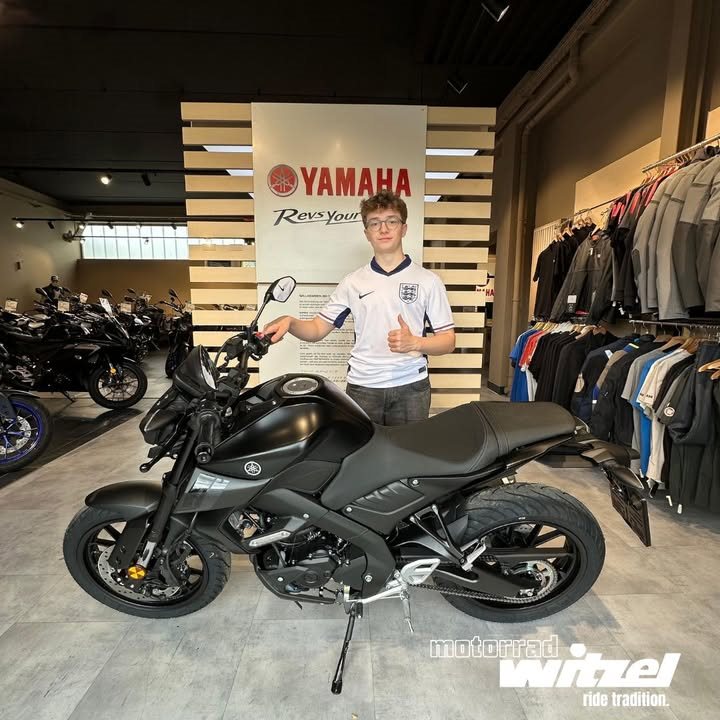 Vorschaubild für Post - 🎉 Neuer Zuwachs bei Familie Scharf!
Die stylische MT-125 in Tech Black 🖤 zieht nach Bad Neustadt!
Leicht, wendig, sportlich – bereit für jedes Abenteuer! 🏍️✨

Willkommen im MT-Universum, Familie Scharf – viel Spaß & #RideSafe! 🙌💨

#MT125 #YamahaMT #TechBlack #MotorradLiebe #BadNeustadt #FamilieOnTour #Neuzugang #RideTheDarkSide #ZweiradPower #BikerLife #YamahaMoment #MotorradWitzel #Sennfeld
