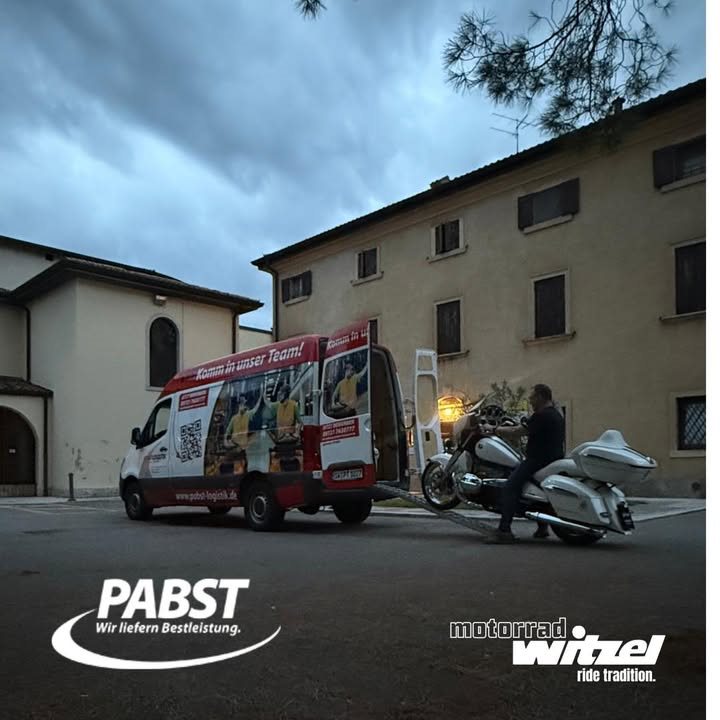 Vorschaubild für Post - Angekommen in Verona – 2. Gottesdienst ✨
Heute durften wir den Abendgottesdienst in der Kirche der Franziskanischen Gemeinschaft von Bethanien feiern – einem Ort voller Geschichte und gelebter Nächstenliebe.

Die FGB, seit 2013 in Verona ansässig, führt hier im „Barana Convent“ eine bewegende Tradition fort. Ihr besonderes Merkmal: der Dienst an den Bedürftigen. 🌍💙

Mit ihrer Speisekammer, Kleiderausgabe, Duschmöglichkeit und täglicher Hilfe für Familien schenken sie Menschen Hoffnung – 365 Tage im Jahr.
Ein starkes Zeichen, dass Glaube immer auch Handeln bedeutet. ✝️

Danke an die unzähligen Freiwilligen der „Betania Francescana“, die hier jeden Tag ein Stück Himmel auf Erden sichtbar machen.

BMW Motorrad Deutschland
JESUS BIKER International

#Verona #TeamPlayerOnTour #Abendgottesdienst #FGB #BaranaConvent #Nächstenliebe #Zusammenhalt #Frieden #MotorradWitzel

pabsttransport 🙏