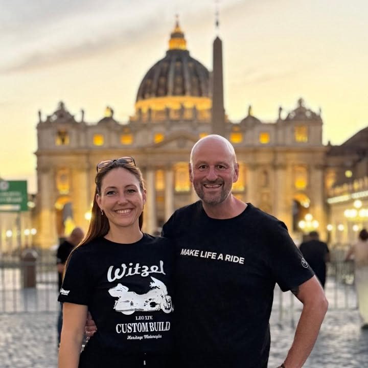 Vorschaubild für Post - 🇮🇹 Tag 3 – Rom, wir sind da! ✨

Nach der Ankunft ging es direkt weiter mit den Dreharbeiten an der legendären Ponte Milvio – jede Millisekunde voller Energie und Emotion. 🎥🔥

Weiterer Höhepunkt: das Treffen mit BMW Motorrad Deutschland am Petersplatz – ein starkes Zeichen für Gemeinschaft und Leidenschaft auf zwei Rädern. 🏍️💙
Den krönenden Abschluss dieses Tages bildete die Einladung von Dr. Peter Löw zum Abendessen in der berühmten Piazza dei Caprettari im Ristorante Archimede – ein Ort, der Geschichte, Genuss und Gastfreundschaft vereint. 🍷🍝

BMW Motorrad Deutschland
JESUS BIKER International

#TeamPlayerOnTour #Rom2025 #PonteMilvio #BMWMotorrad #Petersplatz #RistoranteArchimede #Gemeinschaft #RideWithUs #MotorradWitzel