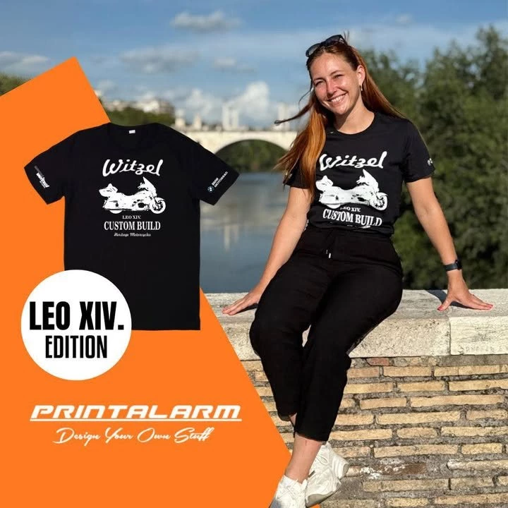 Vorschaubild für Post - 👕✨ „Kleider machen Leute“ – und manchmal machen sie noch viel mehr: Sie verbinden, sie geben uns ein Wir-Gefühl und machen sichtbar, was im Herzen schon da ist – Teamspirit. 💙🔥

Auf unserer Reise zu Papst LEO XIV. waren wir dank Printalarm.de nicht nur bestens ausgestattet, sondern auch als Einheit erkennbar. Jeder Polo, jedes Shirt stand für Zusammenhalt, für unsere Mission und für das, was wir gemeinsam erlebt haben. 🙌

Danke für diese großartige Unterstützung – ihr habt uns nicht nur eingekleidet, sondern ein Stück unserer Geschichte mitgeschrieben. ✨

👉T-Shirt LEO XIV. Edition gibt es bei uns zu haben.

Printalarm.de

#KleiderMachenLeute #TeamSpirit #GemeinsamStark #PapstReise #BMWMotorrad #Printalarm #Danke #CommunityPower #Unvergesslich #MotorradWitzel #UnvergesslicheMomente
