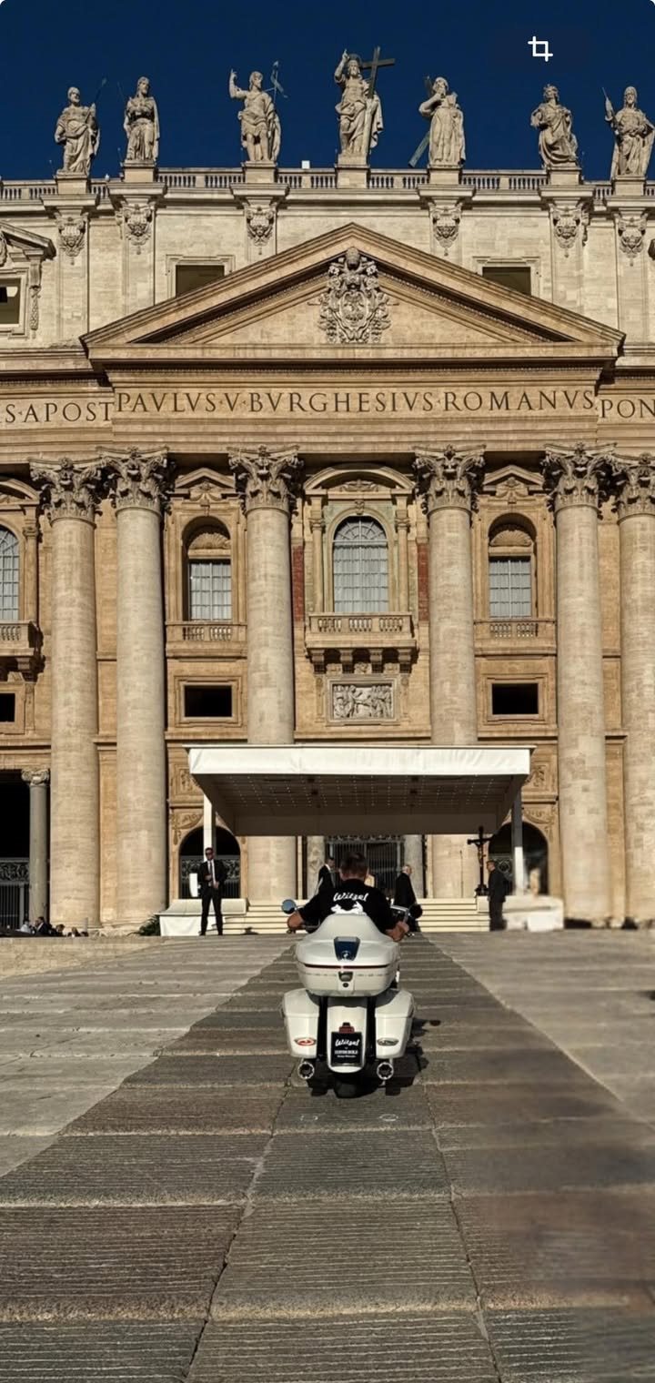 Vorschaubild für Post - *Pressemitteilung*

*Spektakulärer Moment am Petersdom: BMW R 18 fährt die Stufen hinauf*

Rom/Sennfeld – Ein Bild, das Geschichte schreibt: Am 3. September 2025 wurde die von Motorrad Witzel gebaute BMW R 18 Transcontinental, über die Freitreppe des Petersdoms (Scala del Sagrato) auf die Plattform direkt vor die Basilika gefahren. Am Lenker: Volker Witzel selbst.

Dieser außergewöhnliche Vorgang ist einzigartig in der Geschichte des Petersdoms. Fahrzeuge sind dort üblicherweise streng untersagt – dass ein Motorrad die Stufen hinauffährt, ist eine absolute Ausnahme und unterstreicht die besondere Bedeutung dieses Projekts.

Die Maschine wurde Papst Leo XIV. im Rahmen einer Generalaudienz übergeben und von ihm gesegnet. Sie soll später zugunsten von Hilfsprojekten für Kinder in Madagaskar vom weltbekannten Auktionshaus Sotheby‘s versteigert werden.

„Dass wir mit unserem Motorrad die Stufen des Petersdoms hinauffahren durften, war ein einmaliger und zutiefst bewegender Augenblick“, erklärt Volker Witzel. „Dieser Moment ist Symbol für eine Brücke: vom Glauben zur Tat, vom Petersplatz bis nach Madagaskar.“

Mit dieser Aktion haben BMW Motorrad Deutschland, die JESUS-BIKER® und Motorrad Witzel nicht nur ein technisches und organisatorisches Meisterstück vollbracht, sondern auch einen emotionalen Höhepunkt gesetzt, der die Botschaft des Projekts weltweit sichtbar macht.