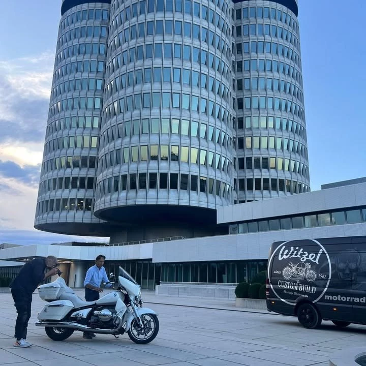 Vorschaubild für Post - 🏍️ Die Papst BMW R 18 auf großer Bühne! ✨

Die Übergabe der einzigartigen 𝐁𝐌𝐖 𝐑 𝟏𝟖 fand im BMW-Vierzylinder, dem ikonischen Hauptverwaltungsgebäude und Wahrzeichen des Herstellers in München, statt.

Dort entstanden weitere Film- und Fotoaufnahmen – inklusive der offiziellen Versiegelung der Unterschrift von 𝐏𝐚𝐩𝐬𝐭 𝐋𝐄𝐎 𝐗𝐈𝐕. 🖊️💙

Bald steht die R 18 in der BMW Welt bereit, bevor sie im Oktober bei der weltberühmten Auktion von Sotheby’s versteigert wird. 
Wir sind gespannt auf den Erlös – ein Stück Geschichte auf zwei Rädern! 🔥🥰

BMW Motorrad Deutschland BMW Motorrad JESUS BIKER International 

#BMWR18 #PapstLEOXIV #BMWWelt #Sothebys #ExklusiveMomente #RideWithUs #TeamPlayerOnTour #MotorradWitzel