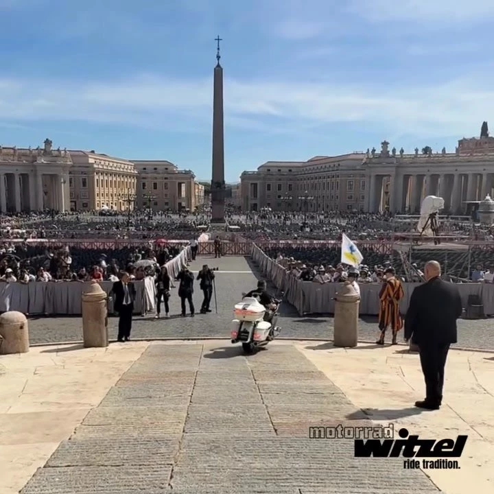 Vorschaubild für Post - 🚀 Historischer Moment am Petersdom! 🏍️✨

Am 3. September 2025 haben wir Geschichte geschrieben: Unsere umgebaute BMW R 18 Transcontinental fuhr die Stufen des Petersdoms hinunter – direkt vom Petersplatz! 🙌
Am Lenker: Volker Witzel persönlich.

Dieses außergewöhnliche Ereignis ist einzigartig in der Geschichte des Petersdoms. Fahrzeuge sind dort üblicherweise streng untersagt – dass ein Motorrad die Treppen hinunterfährt, ist eine absolute Ausnahme und zeigt, wie besonders dieses Projekt für uns ist. ❤️

Die BMW R 18 wurde Papst Leo XIV. übergeben und gesegnet – und wird bald zugunsten von Kinderhilfsprojekten in Madagaskar versteigert. 🌍💛

Volker Witzel sagt:
"Ein zutiefst bewegender Augenblick – eine Brücke von Sennfeld zum Petersplatz und bis nach Madagaskar."

👉🏻Das Video, veröffentlicht von Motorrad Witzel auf Facebook, zeigt Volker in seinem Element, wie er die Abfahrt vom Vatikan nach der Audienz des Papstes meistert.

Ein technisches Meisterstück, ein emotionaler Höhepunkt und ein Symbol für Mut, Herz und Engagement – wir sind stolz, Teil dieses einzigartigen Moments zu sein.

BMW Motorrad Deutschland
JESUS BIKER International

#BMWR18 #JesusBiker #Petersdom #MotorradLiebe #GlaubeInBewegung #Hilfsprojekt #Madagaskar #HistorischerMoment MotorradWitzel #bmwmotorrad