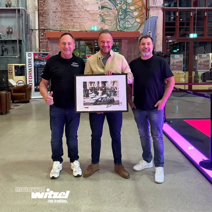 Vorschaubild für Post - Auftaktveranstaltung in der Motorworld München: BMW R 18 – Papst Bike im Rampenlicht

Gestern Abend feierten wir gemeinsam mit BMW Motorrad Deutschland – darunter Markus Flasch, Mike Sommer sowie Dr. Thomas Draxler, Gründer der Jesus Biker – einen gemütlichen Abend in der legendären Motorworld München. Die Auftaktveranstaltung bot eine exklusive Vorschau auf die Auktion von R/M Sotheby’s München. BMW Motorrad Deutschland JESUS BIKER International 

Von zeitlosen Vorkriegslegenden über begehrte Youngtimer und hochmoderne Supersportwagen bis hin zu legendären Rennmaschinen – die Auktion am 18. Oktober 2025 verspricht erneut eine kuratierte Auswahl, die automobile Exzellenz aller Epochen feiert.

Ein besonderes Highlight in diesem Jahr: unsere BMW R 18 – das Papst Bike. Wir freuen uns auf die Auktion und darauf, dass der Erlös unseres BMW R 18 – Papst Bike einen positiven Beitrag für Kinder in Madagaskar leisten wird.😍🥰

Diese deutsche Top-Auktion findet bereits zum vierten Mal statt und hat sich einen festen Platz unter den renommiertesten Sammlerauto-Events Europas verdient. Ein einmaliges Spektakel automobiler Exzellenz! 

#BMWR18 #PapstBike #MotorworldMünchen #Sothebys #Sammlerauto #MotorradWitzel #CharityRide #Motorradliebe #AutomobileExzellenz