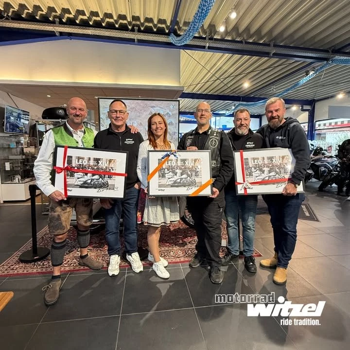 Vorschaubild für Post - 🚀 Unser Saisonabschluss – 𝐦𝐢𝐭 𝐁𝐚𝐯𝐚𝐫𝐢𝐚𝐧 𝐕𝐢𝐛𝐞𝐬! 🏍️💙
Papst Bike BMW R 18 höchstpersönlich – in Begleitung des BMW Motorrad Deutschland Chefs – Mike Sommer und Gebietsleiter Thomas Voigt.💪🔥
Mit einer professionellen Moderation und vielen emotionalen Eindrücken zur unvergesslichen Reise nach Rom 🇮🇹✨ sorgte Mike Sommer bei unseren Gästen für Gänsehaut pur.
Dazu gab’s natürlich das Beste aus Bayern: 🥨🍺
Weißwurst und Bier, hausgemachten Obatzda und echten Zwiebelplootz – perfekt, um gemeinsam die Saison gebührend ausklingen zu lassen. 🍻
👉Ein riesiges Dankeschön an alle, die dabei waren – 𝐢𝐡𝐫 𝐬𝐞𝐢𝐝 𝐝𝐚𝐬 𝐇𝐞𝐫𝐳 𝐮𝐧𝐬𝐞𝐫𝐞𝐫 𝐂𝐨𝐦𝐦𝐮𝐧𝐢𝐭𝐲! ❤️ Danke auch an @JESUS BIKER International für euren großartigen Spirit! 🥰🙏
#BMWMotorrad #PapstBike #Saisonabschluss #Motorradliebe #BavarianVibes #BMWR18 #RideTogether #CommunityPower #BikerLife #Motorradleidenschaft #WeißwurstUndZwiebelplootz #MotorradWitzel #Sennfeld