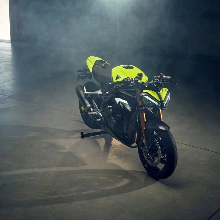 Vorschaubild für Post - Triumph Speed Triple 1200 RX - 4 Jahre Garantie, auf 1200 Stk. limitiert
Jetzt Probefahren und zuschlagen! Bei uns bekommst du ein attraktives Angebot mit vielen Finanzierungsmöglichkeiten!

Die Speed-Triple 1200 RX ist ein reines Naked Bike und kein abgespeckter Supersportler. Sie ist eine hochwertige Evolution des Speed-Triple-Konzepts, die jedoch bewusst den Mittelweg zwischen diesen Welten sucht – und dabei eigene Akzente setzt. Sie bietet supersportlichen Charakter bei einigermaßen entspannter Sitzposition – ein Spagat, der bemerkenswert gut gelingt.

>> https://www.triumph-kaernten.at/de <<