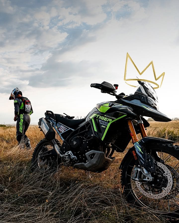 Vorschaubild für Post - TRÄGT DEN SIEG IN DER DNA: DIE TIGER 900 🔥

Jonny Walker @jonnywalker_22 kämpft sich bei den Red Bull Romaniacs 2025 auf den 2. Platz der neuen Adventure-Ultimate-Klasse, Sam Sunderland @sundersam dominiert die Adventure-Lite-Klasse - gewinnen liegt der Tiger 900 einfach im Blut. 💪

Jetzt seid ihr dran: Ihr könnt euch aktuell satte 900 € Kundenvorteil* beim Kauf aller Tiger 900 Modelle sichern!

*Angebotsdetails siehe Webseite, gültig bis 30.09.2025
#triumph #fortheride #motorcycle #bikelife #tiger900