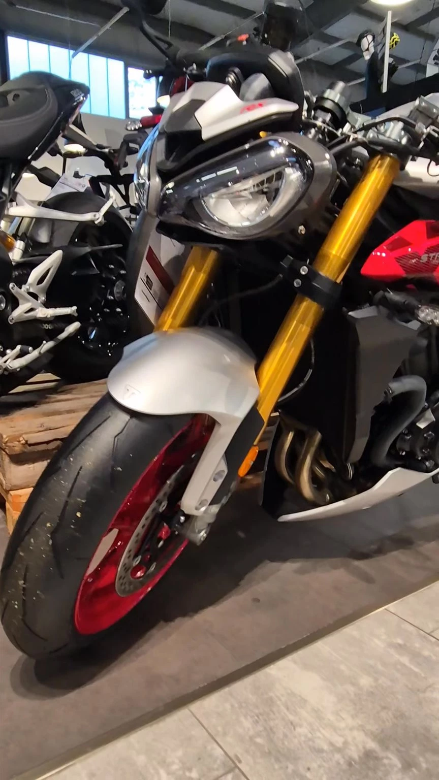 Vorschaubild für Post - Neu eingetroffen! Samstag LIVE an unserem Saisonabschluss in Würzburg 🔥🔥🔥  Weihnachtsvorglühen ❤️🥂 Triumph Street Triple RX 2026....