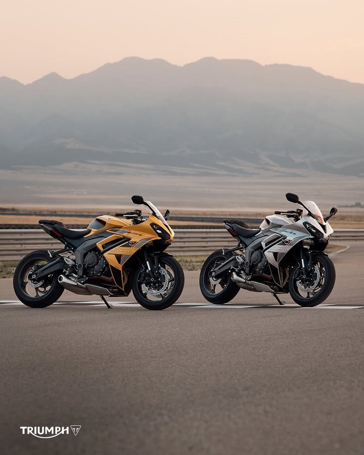 Vorschaubild für Post - Die neue Daytona 660 ist in drei Farben erhältlich - welche gefällt dir am besten?
💛 Cosmic Yellow & Sapphire Black
🩶 Aluminium Silver & Sapphire Black
🖤 Sapphire Black

Schon jetzt bei uns vorbestellbar!
>> https://www.triumph-wuerzburg.de <<