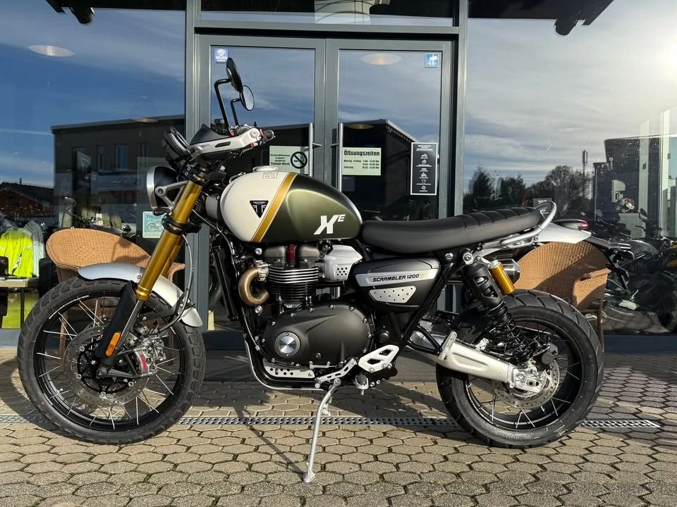 Vorschaubild für Post - Öhlins is back!
Die 2026er-Modelle der Scrambler 1200 XE sind eingetroffen und die Veränderungen springen sofort ins Auge:
Die einstellbaren Federbeine hinten stammen für die aktuellen Modelle endlich wieder von Öhlins 💪 
Frische Farben unterstreichen den klassischen Look, besonders die neue Farbvariante Matt Khaki Green/Matt Crystal White hat es mir persönlich angetan 👍
Bereits Anfang/Mitte November ist unser Vorführer zugelassen, hat schon die ersten KM hinter sich und steht für Probefahrten bereit - ruft an und vereinbart einen Termin!
Wie freuen uns auf Euren Besuch
Stephan Baldauf und das Triumph-Bonn-Team