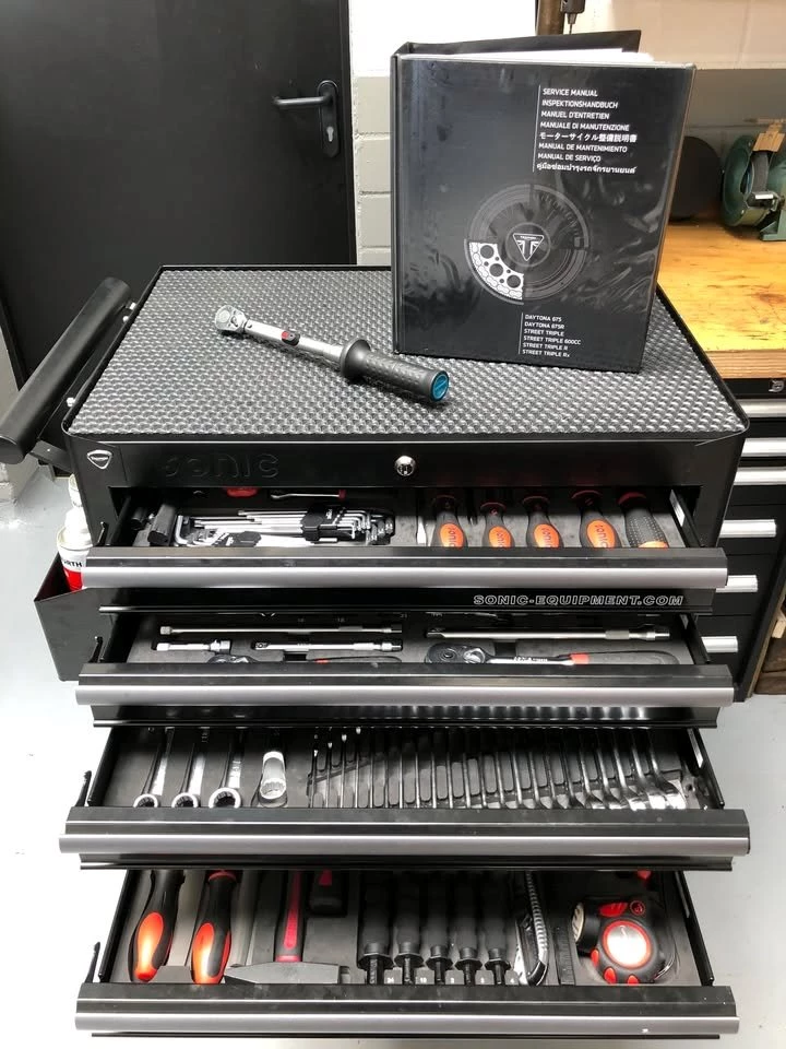 Vorschaubild für Post - Dienstwagen mit Vollausstattung!

Wir suchen Verstärkung! Seit über 20 Jahren sind wir Triumph-Exclusivhändler und haben uns weit über die Grenzen Bonns hinaus einen Namen gemacht - hierfür ist auch unser serviceorientiertes Werkstatt-Team verantwortlich.

Um den Anforderungen der Zukunft gerecht zu werden suchen wir DICH! Wir bieten Dir ein sicheres, ganzjähriges und unbefristetes Arbeitsverhältnis in einem Team, das den Triumph-Spirit lebt.

Du hast eine abgeschlossene Berufsausbildung als Zweiradmechaniker/-mechatroniker und suchst den CAN-Bus nicht an der Haltestelle in Toronto? Dann möchten wir Dich kennenlernen. Bewerbungen mit Gehaltsvorstellung bitte nur per Mail an vertraulich@triumph-bonn.de oder besuche uns doch gleich:

Triumph Bonn
Zweiradtechnik Stephan Baldauf
Im Dohm 3
53225 Bonn