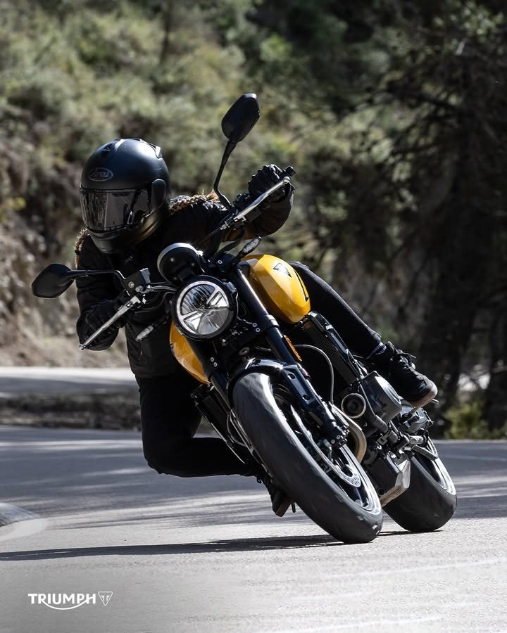 Vorschaubild für Post - Die neue Trident 660 fühlt sich direkt vertraut an - schon ab dem ersten Kilometer merkst du, wie mühelos und agil sie sich fahren lässt. 💛

Komm vorbei, steig selbst auf und erlebe sie live bei uns im Showroom. 
>> https://www.triumph-bonn.de <<