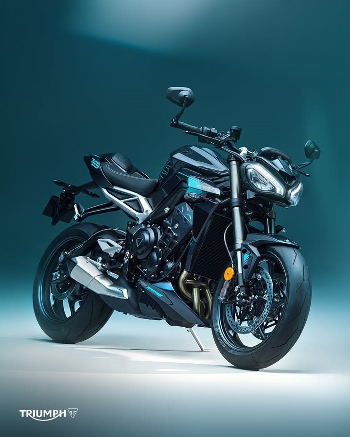 Vorschaubild für Post - Ab sofort bestellbar: Die Street Triple 765 RS in der Farbe "Storm Grey" mit türkisen Details!
Wie gefällt euch der neue Look?
>> https://www.triumph-regensburg.de <<