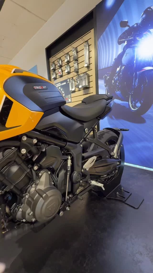 Vorschaubild für Post - Die Neuauflage der Trident 660 bringt frischen Wind in die Mittelklasse: modern, agil und mit einem Dreizylinder-Sound, der süchtig macht. Perfekt für die Stadt, perfekt für die Landstraße. Ein Motorrad, das Spaß garantiert und jeden Ride zum Erlebnis macht.🌪️ 

#triumphtrident660 #nakedbike #triumph #sportbike