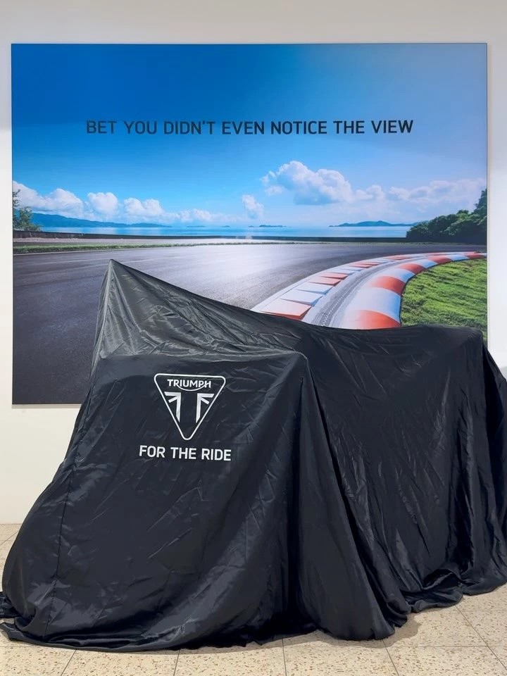 Vorschaubild für Post - Frisch eingetroffen und bereit für die Straße: die Street Triple Moto2™ Edition. Ein Bike, das Racing-DNA, hochwertige Komponenten und pure Emotionen in einer einzigen Maschine vereint. Präzise, stark und absolut einzigartig. Dieses Motorrad ist gemacht für alle, die Performance wirklich leben. Kommt vorbei und erlebt sie live.

#streettriple #moto2edition #triumph #racingspirit #newarrival