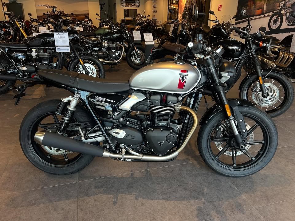 Vorschaubild für Post - Frisch eingetroffen und zu verkaufen ! Triumph Speed Twin 900 #triumphsaarbrücken #triumphsaarland #triumphspeedtwin9002025 #triumphmotorcycles #saarbrücken #saarland