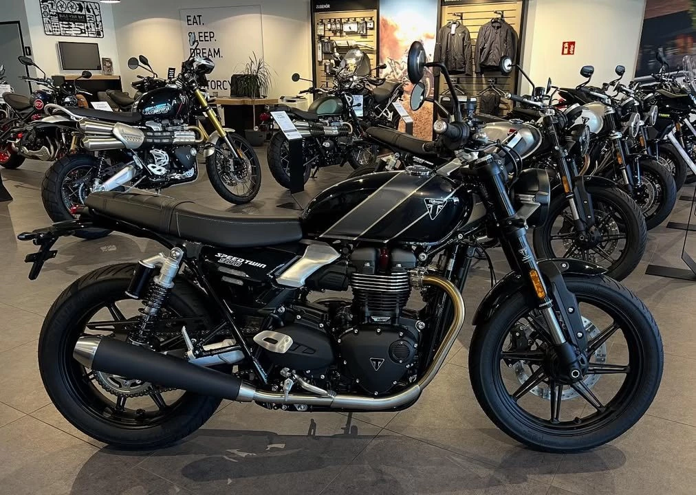Vorschaubild für Post - Frisch eingetroffen und zu verkaufen! Triumph Speed Twin 900 in der Lackierung Phantom Black / Aurum Gold  #triumphsaarbrücken #triumphsaarland #triumphspeedtwin9002025 #triumphspeedtwin900 #triumphmotorcycles #saarbrücken  #saarland