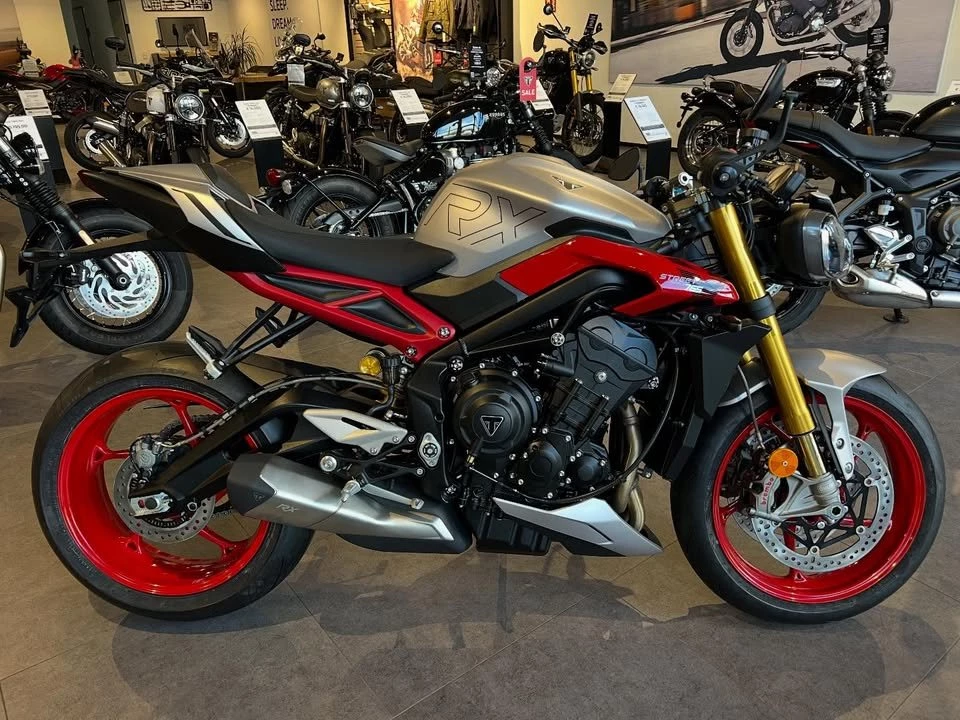 Vorschaubild für Post - Frisch eingetroffen und sofort zu verkaufen ! Die neue Triumph Street Triple 765 RX in der Lackierung Matt Aluminium Silber / Diablo red . #triumphsaarbrücken #triumphsaarland #triumphstreettriple765rx