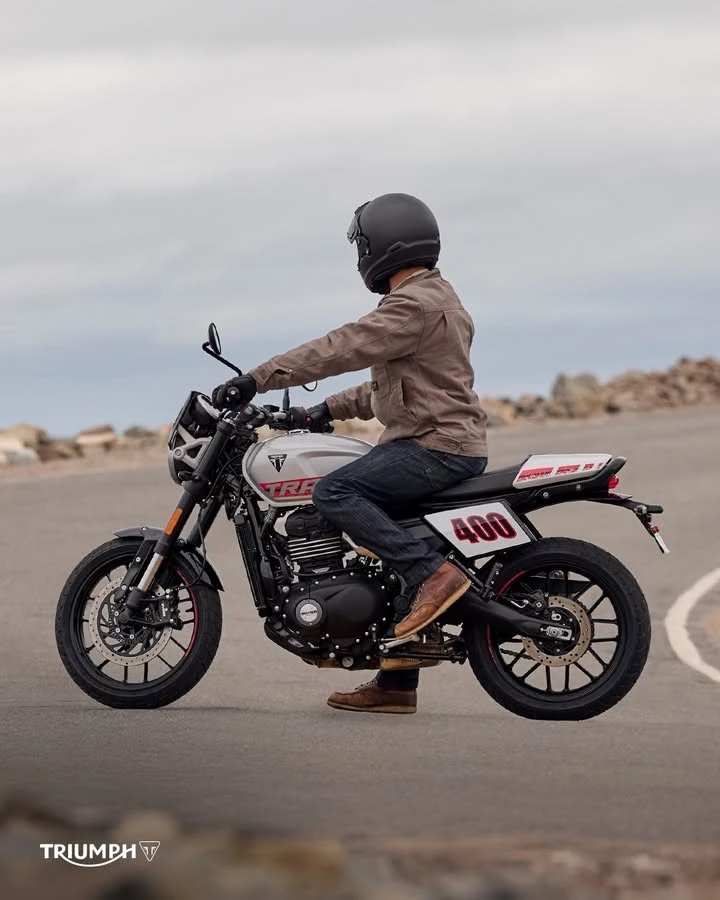 Vorschaubild für Post - Fahrspaß mit 398 cm³ - das heißt maximale Freude, ganz unkompliziert. ⁣👌
⁣
Schon im unteren Drehzahlbereich liefert die neue Tracker 400 drehmomentstarke Performance. Damit ist auch das Triumph-typische Grinsen bei jeder Fahrt gesichert.⁣
⁣
⁣Jetzt bei uns bestellbar!
>> https://www.triumph-coburg.de <<