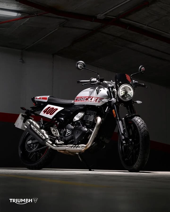 Vorschaubild für Post - JETZT NEU: Mit ihrem Flat-Track-Charakter und ihren unverwechselbaren Designmerkmalen hebt sich die Tracker 400 klar von der Masse ab. 👌

Lerne sie jetzt bei uns im Showroom kennen!
🔗 https://www.triumph-coburg.de
