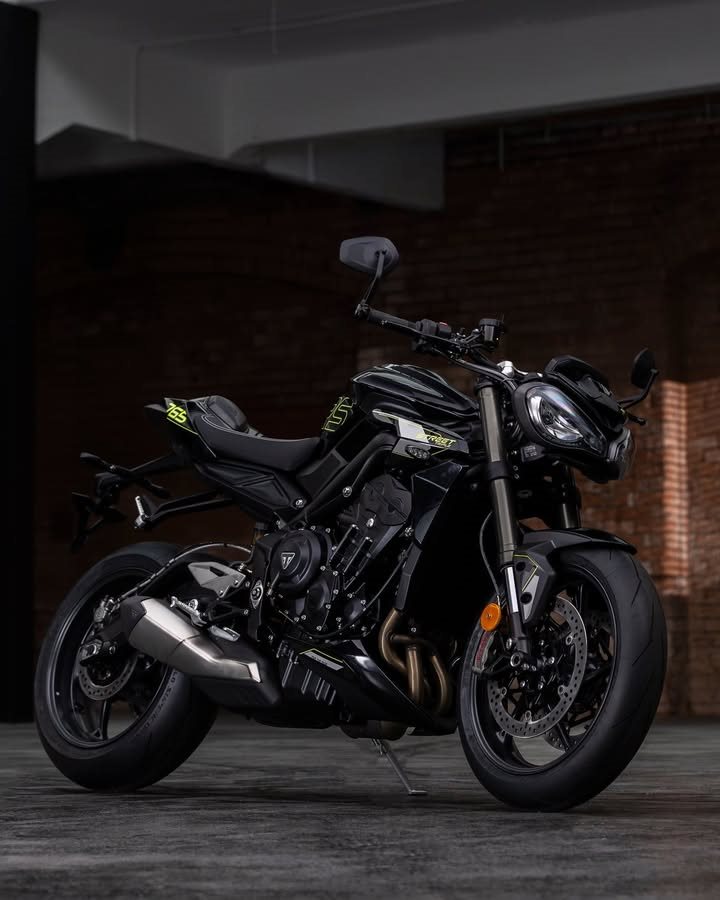 Vorschaubild für Post - Die Triumph Street Triple 765 steht als ultimativer Streetfighter für erstklassige Performance, Funktionalität und Technik.
Und sowohl für die Street Triple 765 R als auch die Street Triple 765 RS könnt ihr euch jetzt einen Kundenvorteil in Höhe von 765 Euro sichern. Sprecht einfach die Kollegen unseres Verkaufsteams bis zum 30.09.2025 an und lasst euch beraten.