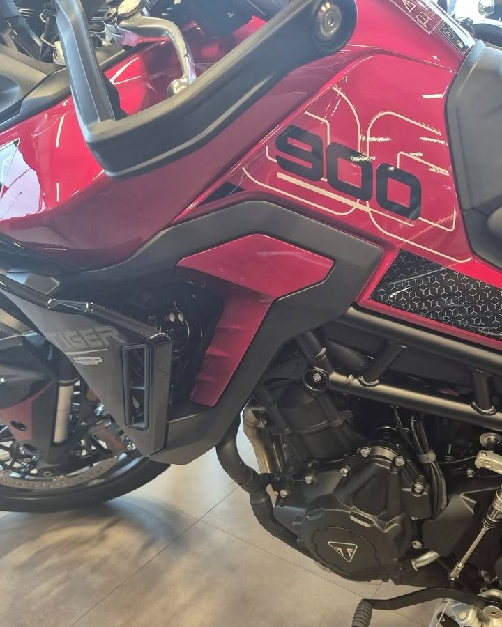 Vorschaubild für Post - Ganz egal, ob deine Wahl auf die Tiger 900 GT bzw. GT Pro fällt, die für ausgedehnte Abenteuer auf der Straße geschaffen wurde, oder auf die Tiger 900 Rally Pro mit ihrer enormen Geländetauglichkeit. Aktuell könnt ihr euch auf die Triumph-Modellreihe Tiger 900 einen Kundenvorteil von 900 Euro sichern.
Alle Tiger 900 bieten eine Mischung aus Performance, Komfort, Funktionalität und Charakter. Und mit ihrer Ausstattung legen sie die Messlatte für Adventure Bikes erneut ein Stück höher.
Lass dir gerne von unseren Kollegen des Verkaufsteams die Vorzüge der einzelnen Tiger-900-Modelle erläutern und sichere dir bis zum 30.09.2025 den Kundenvorteil von 900 Euro.