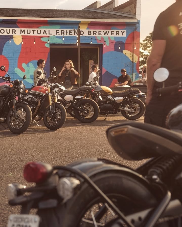 Vorschaubild für Post - Drei der beliebtesten Bonneville-Modelle hat Triumph Motorcycles für das Modelljahr 2026 deutlich überarbeitet. Somit besitzen nun alle Bonneville-Modelle serienmäßig ein neues Kurven-ABS und eine Kurven-Traktionskontrolle, die sowohl das Fahrerlebnis als auch die Sicherheit verbessern.
Die neuen Scrambler 900, Bonneville Bobber und Bonneville Speedmaster setzen neue Maßstäbe für Modern Classics: Verbesserte Performance, mehr Komfort und neue fahrerorientierte Technologien sorgen für ein noch besseres Fahrerlebnis, ohne dabei den unverwechselbaren Charakter und die Tradition der Bonneville zu verwässern.
Die neuen Modelle der Bonneville-Reihe von Triumph werden nach und nach ab Anfang 2026 bei uns erhältlich sein – wir halten euch natürlich auf dem Laufenden.