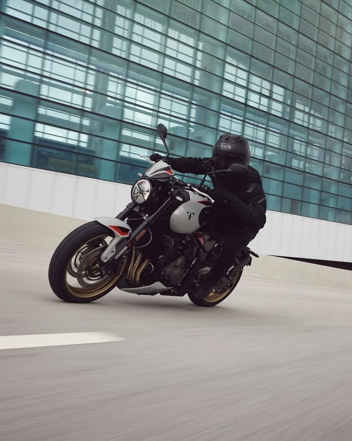 Vorschaubild für Post - Roadster-Fahrspaß in der Mittelklasse verspricht die neue Triumph Trident 800.

Der besonders fahraktive Roadster verspricht Dank eines neu konstruierten Dreizylinder-Motors satte Power in allen Drehzahlbereichen. Außerdem besitzt die Trident 800 ein Fahrwerk mit hochwertigen Komponenten für beste Zielgenauigkeit und hohe Agilität. Das neue Bike mit einem Gewicht von unter 200 kg vollgetankt begeistert mit jeder Menge Fahrspaß – ob auf einer schnellen Landstraßen-Runde, beim Trip in die City oder auf einer ausgedehnten Tour.

Die neue Triumph Trident 800 ist voraussichtlich ab April 2026 bei uns erhältlich.