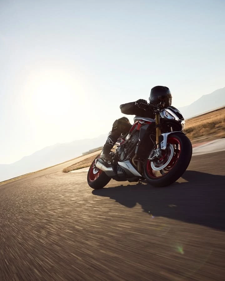 Vorschaubild für Post - Triumph Motorcycles präsentiert mit der neuen Street Triple 765 RX Racing-Performance für die Straße und für die Rennstrecke.

Die neue Street Triple 765 RX ist eine Weiterentwicklung des vielfachen Testsiegers Street Triple RS und erweitert die beliebte Street-Triple-Reihe in der Saison 2026. Das neue Modell glänzt nicht nur mit den auffälligen und exklusiven Lackdesigns, sondern setzt auch durch ihre technischen Verbesserungen neue Maßstäbe in Sachen Leistung, Exklusivität und Rennstrecken-Tauglichkeit.

Die Special Edition Street Triple 765 RX ist nur ein Jahr lang erhältlich und steht bereits bei uns in der Ausstellung.