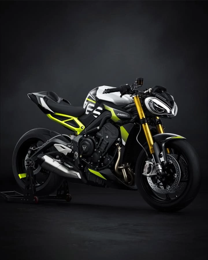 Vorschaubild für Post - Triumph Motorcycles präsentiert mit der neuen Street Triple Moto2 Edition ein besonders edles Bike für Racing-Fans und Sammler. Sie ist eine Hommage an die langjährige Partnerschaft von Triumph und der Moto2, die maßgeblich zur Erweiterung der Grenzen bezüglich der Motorenentwicklung beigetragen hat.

Die Street Triple Moto2 bietet eine vom Rennsport inspirierte Ausstattung, die modernste Technologie mit exklusivem, auffälligem Design verbindet. Viele Teile sind aus Karbon gefertigt und reduzieren nicht nur das Gewicht, sondern verleihen dem Bike auch ein edles High-Tech-Finish.

Die auf weltweit 1.000 Exemplare limitierte Triumph Street Triple Moto2 Edition ist ab April 2026 erhältlich und kann bereits jetzt bestellt werden.