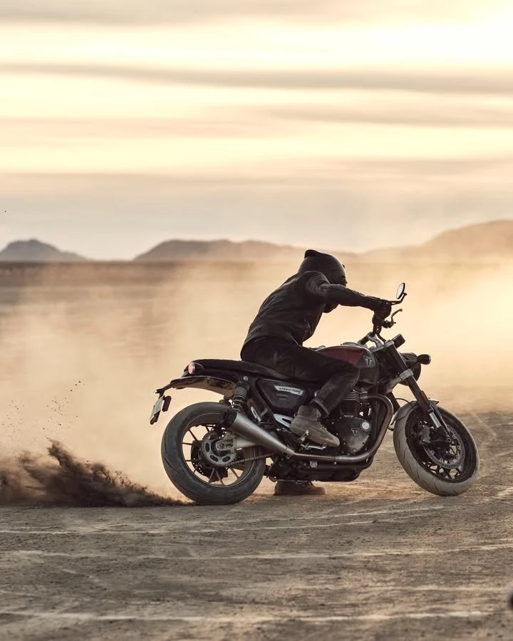 Vorschaubild für Post - Sichere dir einen A2-Drosselkit für ausgewählte Triumph-Modelle für nur 1 Euro!

Wer jetzt eine Trident 660, eine Tiger Sport 660, eine Daytona 660, eine Street Triple R A2 Ready, eine Speed Twin 900 oder eine Scrambler 900 kauft, hat die Möglichkeit, sich einen Drosselkit für 1 Euro zu sichern. Mit diesem Kit wird deine neue Triumph A2-konform, ohne den Charakter des Bikes zu verlieren.

Die Aktion ist bis zum 31.03.2026 gültig, weitere Informationen bekommt ihr bei unseren Kollegen vom Verkaufsteam.