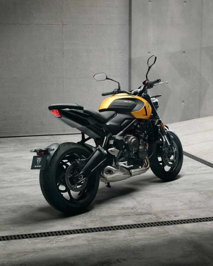 Vorschaubild für Post - Umfassendes Update für die Triumph Trident 660

Durch eine Reihe mechanischer Änderungen und eine neue Motorabstimmung konnte Triumph die Spitzenleistung um 14 PS auf nun 95 PS steigern. Hierdurch wurde die Trident 660 sportlicher und attraktiver. Außerdem profitiert sie von einem neuen Bodywork, durch das die Fahreigenschaften verbessert wurden. Die technischen Änderungen werden durch auffällige neue Farbschemata und Grafiken ergänzt, die ihr unverwechselbares Design unterstreichen.

Alles in allem wurde die Triumph Trident 660 durch die Verbesserungen zum Spitzenmodell in der Roadster-Mittelklasse, und das könnt ihr ab März selbst er-fahren.