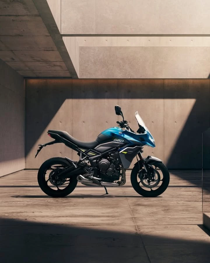 Vorschaubild für Post - Ein umfassendes Update für die Triumph Tiger 660 Sport steigert die Spitzenleistung um 14 PS auf nun 95 PS. Erreicht wurde dies durch eine Reihe mechanischer Änderungen und eine neue Motorabstimmung.

Außerdem profitiert sie von einem neuen Bodywork, durch das die Fahreigenschaften verbessert wurden, und einem größeren Tankvolumen, was die Tourentauglichkeit verbessert. Zusätzlich steigert eine neue Verkleidung den Wetterschutz und darüber hinaus noch die Reichweite.

Die Triumph Tiger 660 Sport mit ihren auffälligen neuen Farbschemata und Grafiken bietet ein starkes Preis-Leistungsverhältnis mit niedrigen Betriebskosten. Selbst überzeugen könnt ihr euch davon ab März, dann werden die neuen Fahrzeuge an uns ausgeliefert.