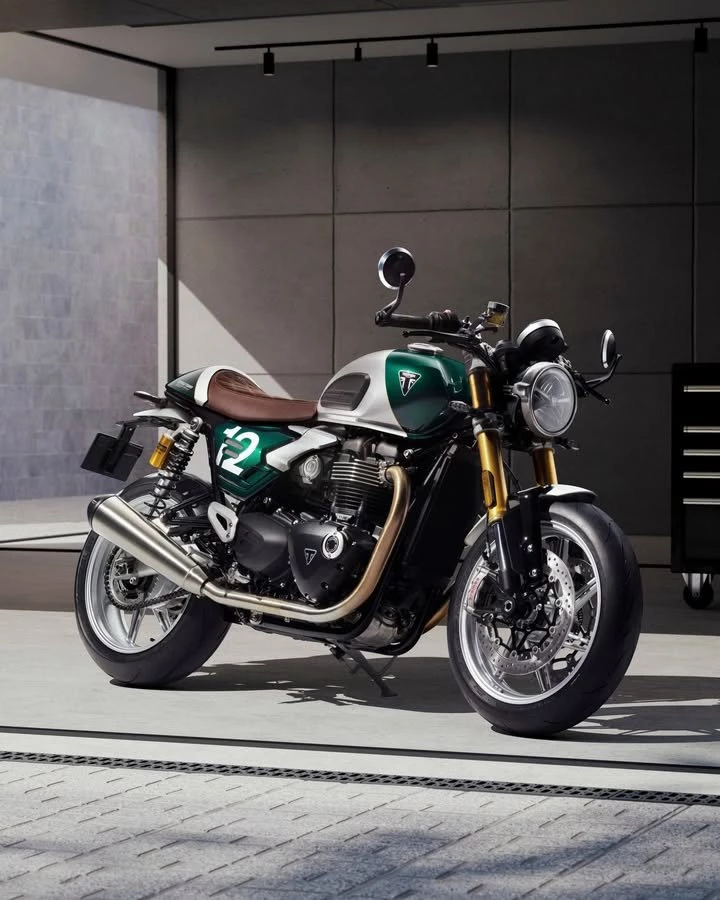 Vorschaubild für Post - Sie basiert auf der beliebten Triumph Speed Twin 1200 RS und ihr Äußeres wurde vom britischen Rennsport inspiriert: Zweifarb-Lackierung in Competition Green und Aluminium Silver, kombiniert mit gleichfarbigen Leichtmetall-Felgen. Die Triumph Speed Twin 1200 Cafe Racer Edition glänzt mit hochwertigsten Materialien und einer makellosen Verarbeitung. Sie ist ein Kunstwerk auf Rädern, mit dem du jede Kurve genießen wirst.

Die Cafe Racer Edition ist weltweit auf 800 Stück limitiert und kann ab sofort vorbestellt werden, die Auslieferung ist für den März geplant.