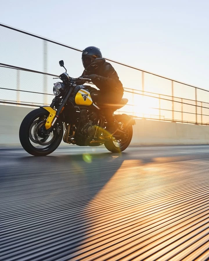 Vorschaubild für Post - Eine Finanzierung mit 0 % - jetzt ist die einmalige Chance, sich eine Triumph Trident 660 zu diesen Konditionen zu sichern.

Die perfekte Mischung aus satter Leistung, optimalem Handling und retro-moderner Ästhetik. Ob sattes Drehmoment im unteren, kraftvoller Durchzug im mittleren oder aufregende Top-Leistung im oberen Drehzahlbereich – die Trident 660 bietet all das. Und mit der umfangreichen Ausstattung noch vieles mehr.

Sei schnell und sichere dir noch bis zum 31. März die unschlagbare 0-%-Finanzierung für deine neue Triumph Trident 660.