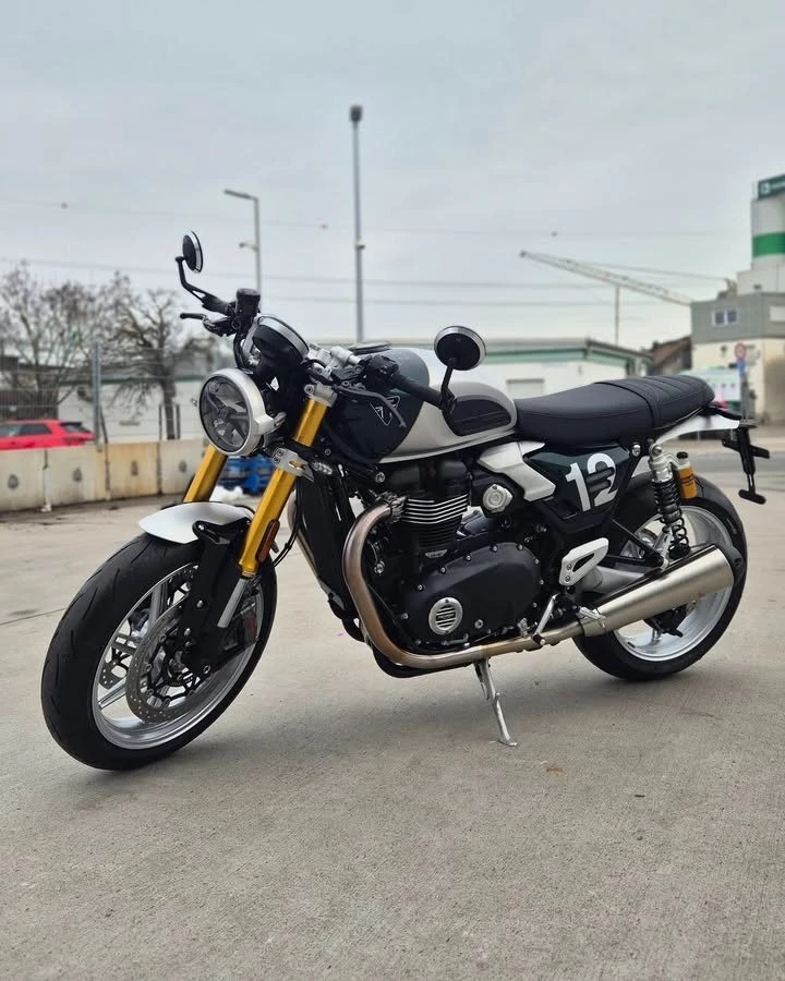 Vorschaubild für Post - Vor wenigen Tagen haben wir wieder etwas ganz Besonderes angeliefert bekommen: Eine Triumph Speed Twin 1200 in der Cafe Racer Edition.

Dieses klassische Fahrzeug in der Farbkombination Aluminium Silver / Competition Green verbindet zeitgemäße Eleganz mit klassischer Rennsport-Tradition. Die Speed Twin überzeugt mit einer makellosen Verarbeitung und der mitreißenden Performance des legendären Bonneville-Twins.

Die Triumph Speed Twin 1200 Cafe Racer Edition ist ein Kunstwerk auf zwei Rädern und weltweit auf nur 800 Exemplare limitiert.