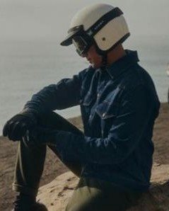 Vorschaubild für Post - Das Warten hat ein Ende, die brandneue Riderwear-Kollektion von Triumph Motorcycles für Frühjahr/Sommer 2026 ist jetzt bei uns erhältlich.

Entdeckt die Roadster-Kollektion mit ihren fortschrittlichen Funktionen, die dich länger und bequemer fahren lässt. Oder das Adventure-Touring-Sortiment, das um neue, auffällige Designs erweitert wurde. Oder die neuen Modern-Classic-Modelle, die dir sicherlich ins Auge fallen werden. Und wenn du etwas Lässigeres suchst, schau dir die neuen Farben der meistverkauften T-Shirts an.

Entdecke die die Motorrad-Bekleidung für Frühjahr/Sommer 2026 entweder bei uns vor Ort oder natürlich in unserem Online Shop.