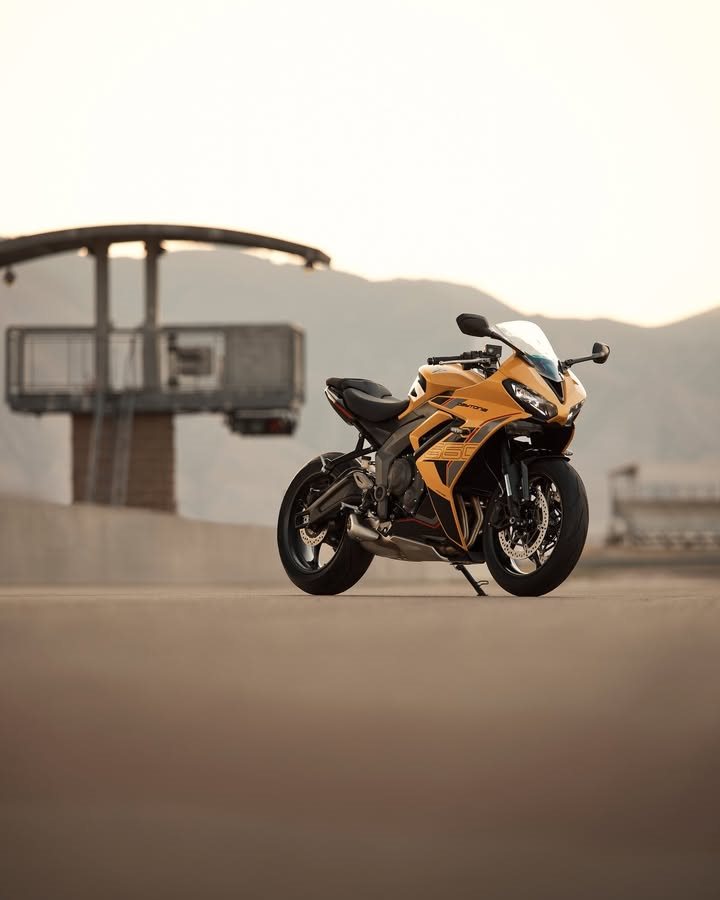 Vorschaubild für Post - Konsequent auf Geschwindigkeit ausgelegt ist die neue Triumph Daytona 660. Mit ihren Rennsport-Genen hat sie sich auf der Rennstrecke bewährt und entfaltet mit jedem Dreh am Gasgriff ihren unvergleichlichen Charakter.

Das überarbeitete Modell für das Jahr 2026 erhält eine sportlichere Ausstattung und ein markanteres Design. Lass auch du dich von dem leistungsorientierten und noch aufregenderen Fahrerlebnis der neuen Triumph Daytona 660 überzeugen.