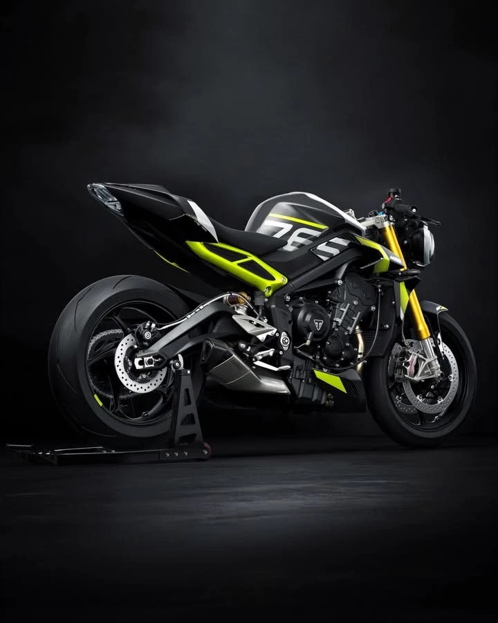 Vorschaubild für Post - Auch in diesem Jahr habt ihr wieder die Chance, eine Triumph Street Triple 765 Moto2 zu gewinnen!

Eigentlich gibt es ja zwei Gewinner.
Zum einen der Fahrer, der an den Rennwochenenden bei der Triumph Triple Trophy 2026 die meisten Fan-Stimmen bekommt. Er gewinnt das Serienmodell mit der eingravierten #1 auf der Gabelbrücke.
Und dann noch einer der Fans, die an der kostenlosen Verlosung teilnehmen. Er gewinnt das Serienmodell mit der auf der Gabelbrücke eingravierten #765.

Diese Motorräder sind mit Geld nicht zu kaufen, also nehmt noch schnell am kostenlosen Gewinnspiel auf der Homepage von Triumph Motorcycles teil – wir drücken die Daumen.