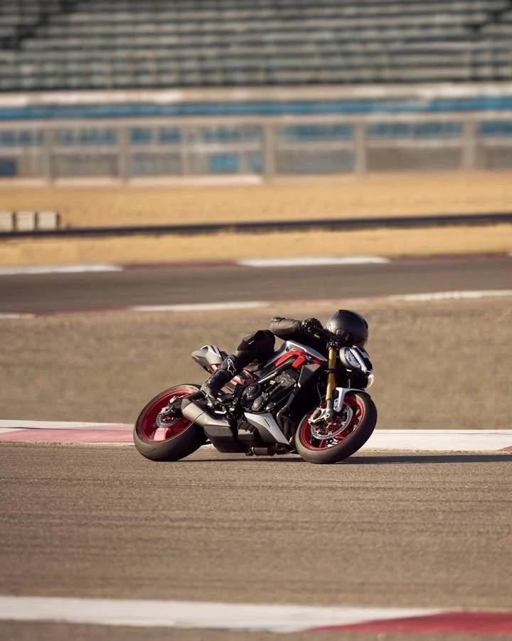 Vorschaubild für Post - Letzte Woche haben wir euch auf das Gewinnspiel im Rahmen der Moto2-Rennserie hingewiesen, bei der es eine Triumph Street Triple 765 als Special Edition zu gewinnen gibt. Wer sich nicht auf sein Glück verlassen möchte oder einfach nur keine Geduld bis zur Verlosung hat, sollte jetzt mal genauer lesen!

Für die sportlichste und exklusivste Variante der Street-Triple-Baureihe gibt es jetzt ein besonderes Angebot. Beim Kauf einer Street Triple 765 RX könnt ihr euch aktuell eine Wechselprämie von 1.000 Euro sichern. Die Aktion für die Speerspitze der Street-Triple-Modellreihe ist noch bis Ende Juni gültig, alles Weitere erklären euch gerne die Kollegen unseres Verkaufsteams.