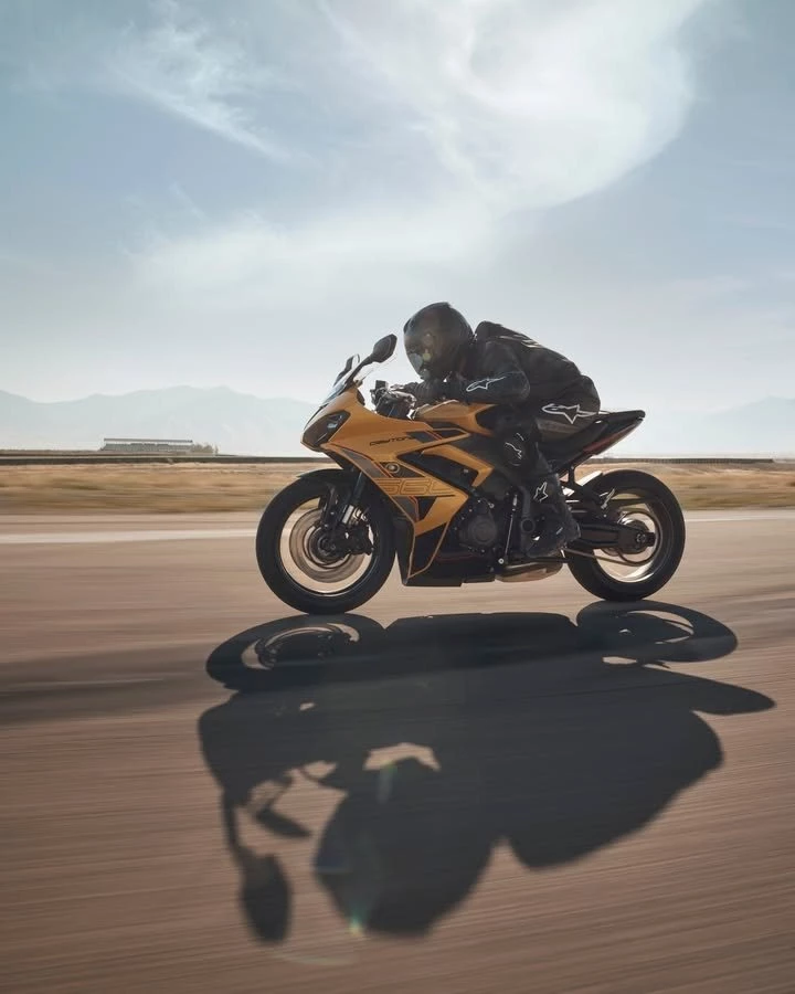 Vorschaubild für Post - Daytona – ein legendärer Name in der Firmenhistorie von Triumph Motorcycles. Und dieser Name ist mit der Daytona 660 wieder auf die Straße zurückgekehrt.

Das Sportbike-Multitalent zeichnet sich durch ein intuitives, sportliches Handling, einen alltagstauglichen Fahrkomfort und eine erstklassige Ausstattung aus. Außerdem ist die Daytona 660 mit einem Umrüst-Kit auch für Besitzer sed Führerscheins der Klasse A2 geeignet.

Aktuell könnt ihr euch beim Kauf einer Triumph Daytona 660 einen Kundenvorteil von 660 Euro sichern, allerdings nur noch bis zum 30.06.2026. Ihr solltet euch also beeilen, um euch dieses Angebot nicht entgehen zu lassen.