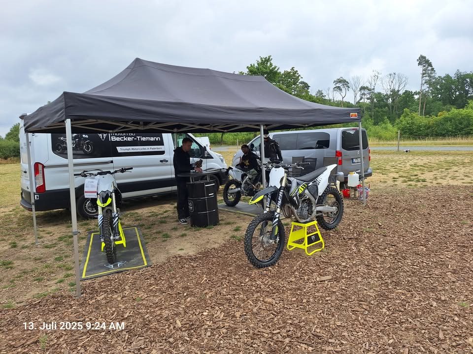 Vorschaubild für Post - Vielen Dank an alle Probefahrer, die unsere Triumph TF 250-X am vergangenen Wochenende beim Sommerfest des AMC Geseke getestet haben! Wir haben uns sehr über das große Interesse an der MX Maschine von Triumph gefreut.
Danke, dass wir wieder bei Euch zu Gast sein durften, AMC-Geseke !
Und dann geht noch ein fetter Dank raus an unsere MX Spezialisten: Stefan Mann & Paul Hüppmeier