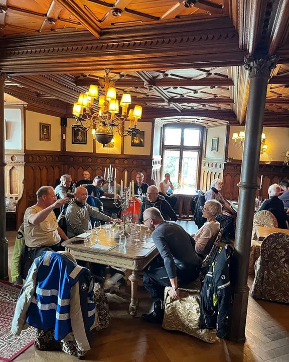 Vorschaubild für Post - Ende August ging es für 21 Fahrer auf eine Motorradtour mit echtem Märchenflair.
Die Route führte von Paderborn bis in die idyllische Schlosslandschaft von Berlepsch in Nordhessen. Anschließend verlief die Tour an der Weser entlang sowie mit Hilfe einer Fähre über den Fluss. Eine kleine Überraschung gab es für die Tour-Teilnehmer noch zum Schluss mit dem Besuch einer Miniaturwelt.
Welche weiteren Stationen die Reise bereithielt und durch welche Regionen es die Gruppe führte, gibt es ausführlicher in unserem Bericht auf der Homepage unter http://www.becker-tiemann-motorrad.de/motorradtour-mit...
Ein herzliches Dankeschön geht an Michael Brüffer (@michael.brueffer) für die großartige Organisation!
Die nächste Tour nach Nordhessen steht auch schon am 28. September in den Startlöchern. Schaut mal auf unserer Homepage www.becker-tiemann-motorrad.de/events/ vorbei und fahrt bei der nächsten Tour mit!
#motorradtour #schlossberlepsch #nordhessen
